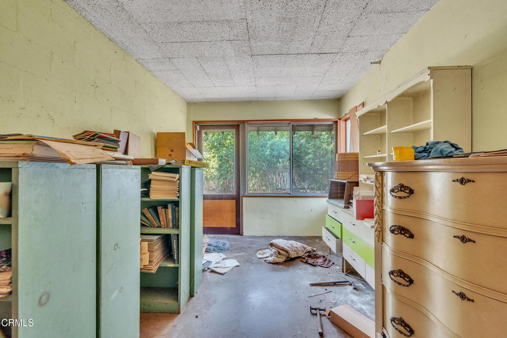 https://media.crmls.org/mediaz/e2912cf3-f009-4dd0-ab03-085b85a3c426.jpg?preset=X-Large