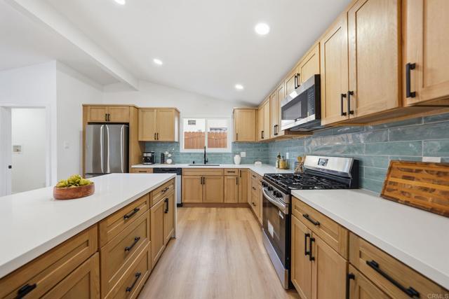 Detail Gallery Image 13 of 42 For 2828 Mission Village Dr, San Diego,  CA 92123 - 4 Beds | 2 Baths