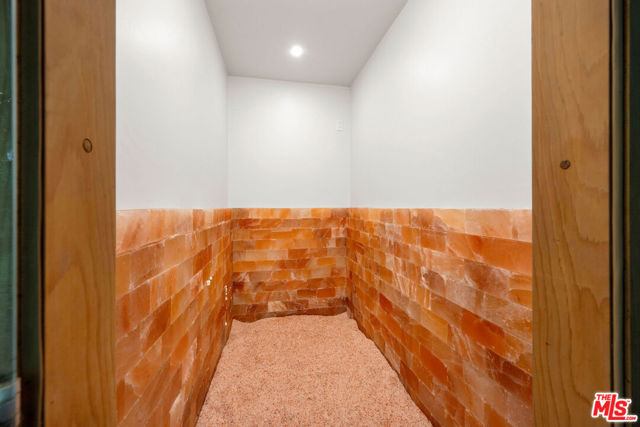 723 N Sierra Drive, Beverly Hills CA: https://media.crmls.org/mediaz/e291a8be-bbae-46cf-a07e-1f4e5ca2ac17.jpg