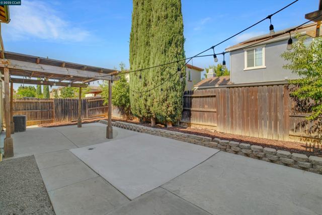 1411 Granite Creek Dr, Patterson CA: https://media.crmls.org/mediaz/e2920416-8cce-48bc-aefd-2f8815f7a8d3.jpg