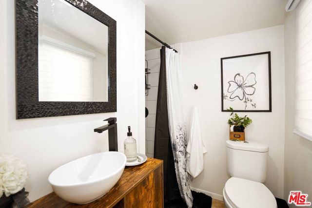 1277 W West Boulevard, Los Angeles CA: https://media.crmls.org/mediaz/e29213ff-af6f-4e33-813a-766a2465d0c5.jpg