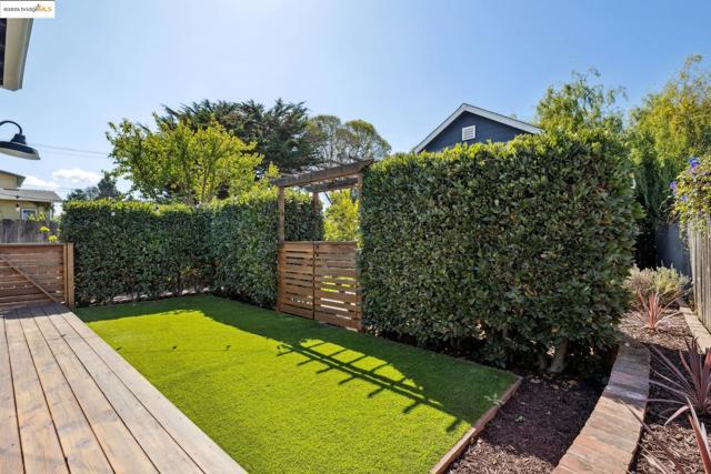 1642 10Th St, Berkeley CA: https://media.crmls.org/mediaz/e292d7ea-c357-4176-a69f-23ac29f6ad44.jpg