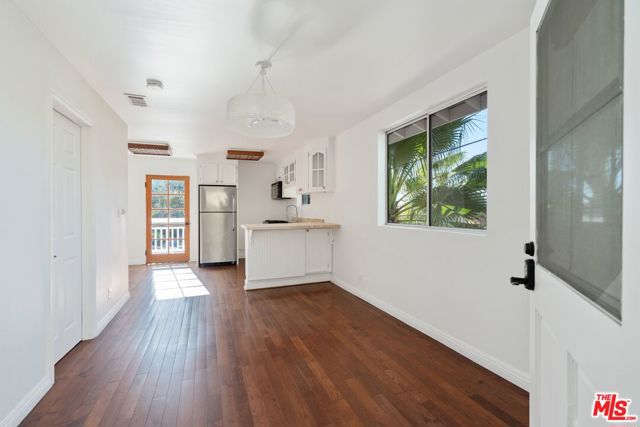 4011 1/2 Sunset Drive, Los Angeles CA: https://media.crmls.org/mediaz/e2931324-c83b-4083-8b40-52907b9e7275.jpg