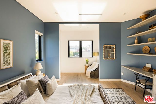 425 N Alfred Street, Los Angeles CA: https://media.crmls.org/mediaz/e29322ab-896d-404b-9b68-6e2f11d6e6b9.jpg