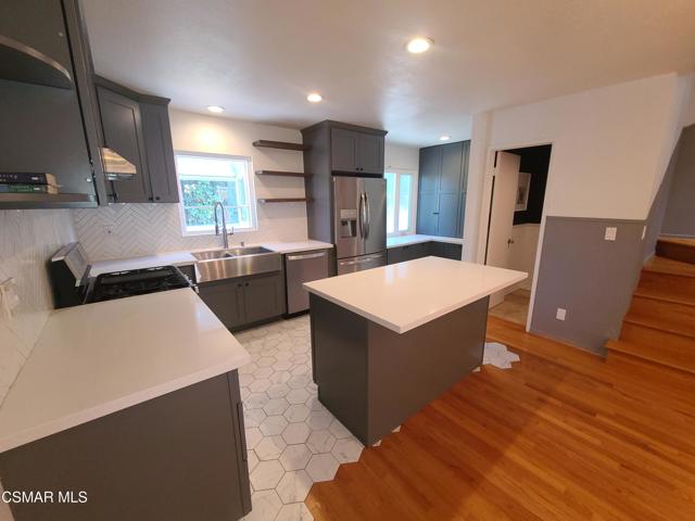 933 21st Street, Santa Monica CA: https://media.crmls.org/mediaz/e2935eb9-51cc-4391-8435-062f7b18fb8f.jpg