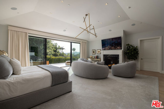 9520 Hidden Valley Road, Beverly Hills CA: https://media.crmls.org/mediaz/e294079c-e1d6-4cb3-8222-1a4ecb7c8407.jpg