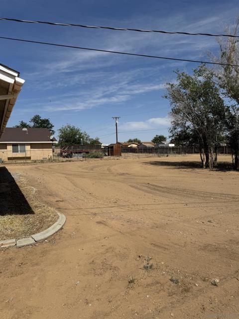 22394 Lone Eagle Rd, Apple Valley CA: https://media.crmls.org/mediaz/e2949f2d-2f94-4ed0-b313-ba690c370fe3.jpg