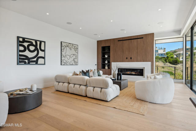 461 Lake Sherwood Drive, Lake Sherwood CA: https://media.crmls.org/mediaz/e2952716-4fda-4ea8-b024-a46ebfc2be49.jpg