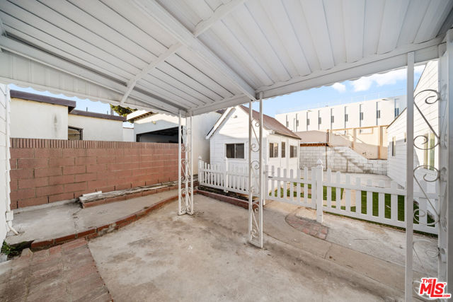 4325 W 58th Place, Los Angeles CA: https://media.crmls.org/mediaz/e295cd99-a3c5-4630-967d-d5248c0f8324.jpg