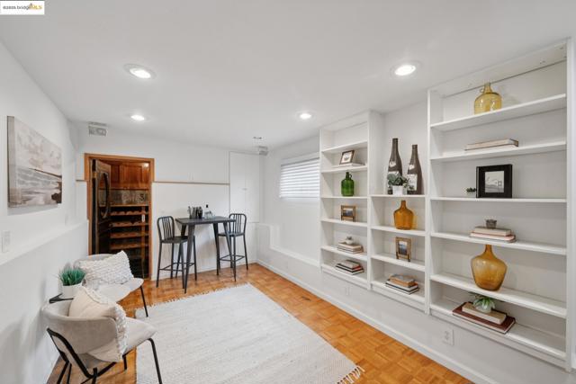 6141 Broadway Ter, Oakland CA: https://media.crmls.org/mediaz/e29643df-e7d5-48b3-b908-692370a891e7.jpg