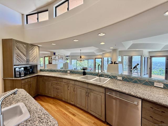 9918 Heavenly Way, La Mesa CA: https://media.crmls.org/mediaz/e296c5e9-ab39-41ec-a6a8-46b0d6c96640.jpg