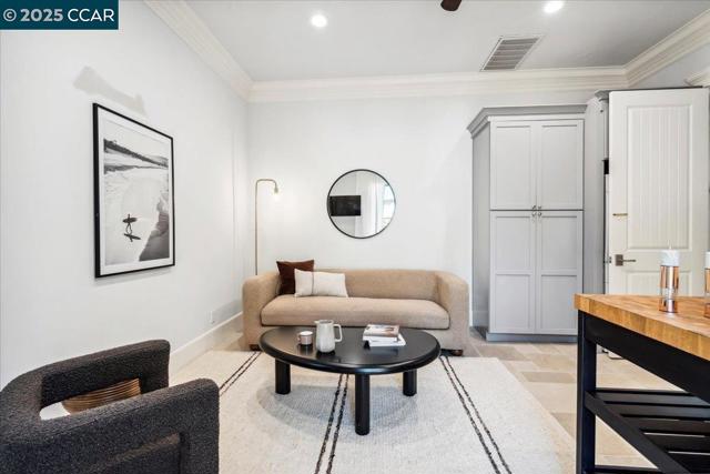 1291 Clover Ln, Walnut Creek CA: https://media.crmls.org/mediaz/e2986342-2b61-4a5a-825f-5a6d95e5505d.jpg