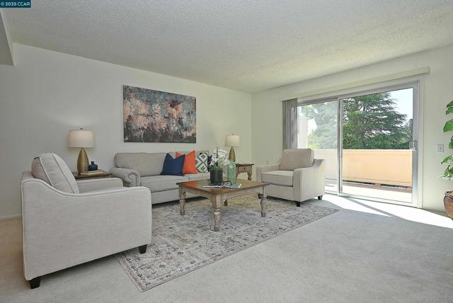 1316 Rockledge Ln, Walnut Creek CA: https://media.crmls.org/mediaz/e2990cb0-6ada-4270-adf5-04aac5d968ba.jpg