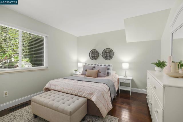 1020 Molad Ct, Concord CA: https://media.crmls.org/mediaz/e2993b3a-4a92-404c-93cd-d69b454ca058.jpg