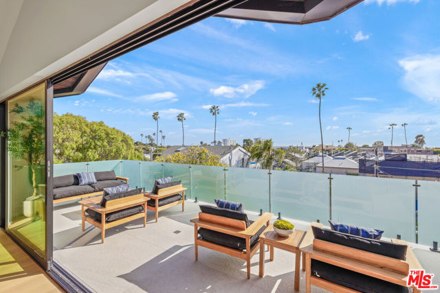 2530 Beverley Avenue, Santa Monica CA: https://media.crmls.org/mediaz/e29972db-277c-4dc3-b8c0-60361c697734.jpg