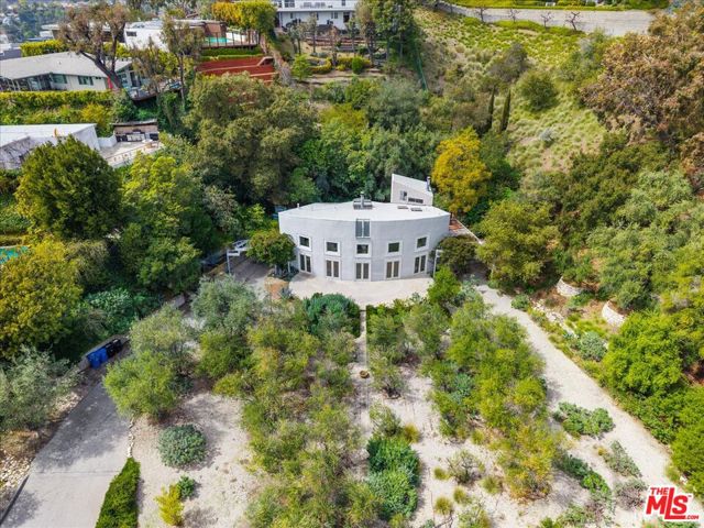 1404 N Kenter Avenue, Los Angeles CA: https://media.crmls.org/mediaz/e2997eb8-ccff-4914-91bb-c5dd51e1ebac.jpg