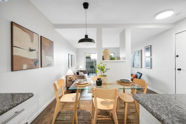 2562 Walnut Blvd, Walnut Creek CA: https://media.crmls.org/mediaz/e29b1c68-bd14-4775-9b4d-dd23a39cecdb.jpg
