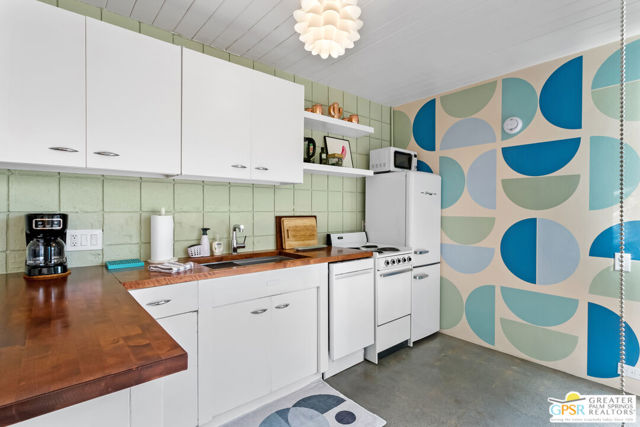 1111 E Palm Canyon Drive, Palm Springs CA: https://media.crmls.org/mediaz/e29cdd8d-ffad-4ab9-ba1a-2c353de5c6b4.jpg