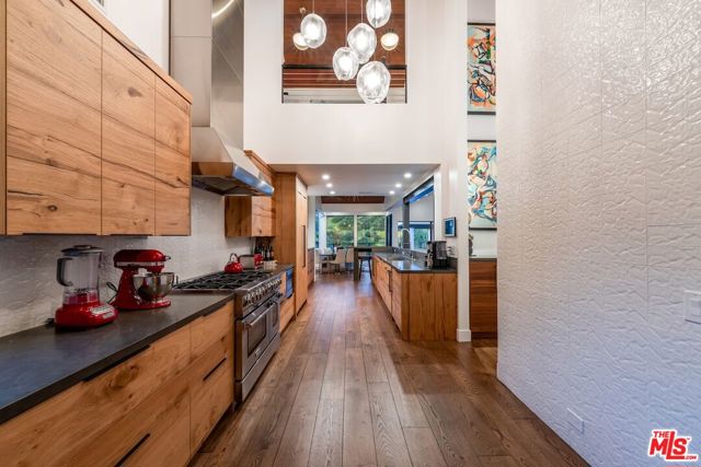 3372 Longridge Terrace, Sherman Oaks CA: https://media.crmls.org/mediaz/e29ce067-ad7c-41e4-a80b-c180efa6d1e2.jpg