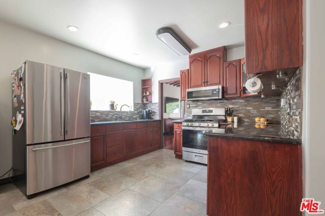 1724 S Genesee Avenue, Los Angeles CA: https://media.crmls.org/mediaz/e29d7d48-5fbf-48d2-acb0-9bf51959c334.jpg