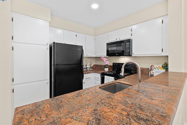 39219 Guardino Dr, Fremont CA: https://media.crmls.org/mediaz/e29d96e2-2344-4cd3-a1f6-a64a62d62d09.jpg