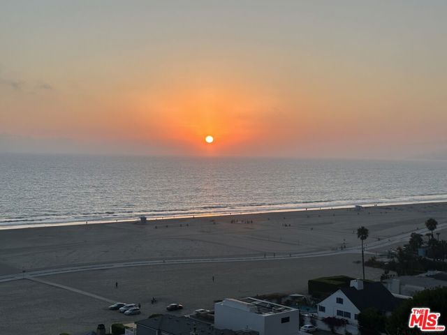 723 10th Street, Santa Monica CA: https://media.crmls.org/mediaz/e29dca05-4f0d-40d0-99f1-f92be23e2352.jpg