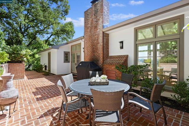 24 La Campana Rd, Orinda CA: https://media.crmls.org/mediaz/e29e18cc-7f1b-4ecb-a98b-1cfc6b5e3f48.jpg