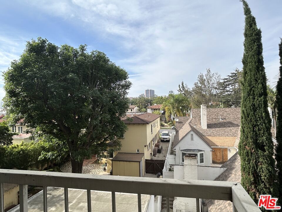 https://media.crmls.org/mediaz/e29ee76d-2a55-4892-aad6-3c9d6b7dfb7e.jpg?preset=X-Large