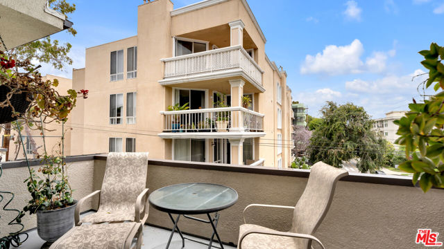 1434 Greenfield Avenue, Los Angeles CA: https://media.crmls.org/mediaz/e29fe351-133f-44f5-abdc-d1778fde70be.jpg