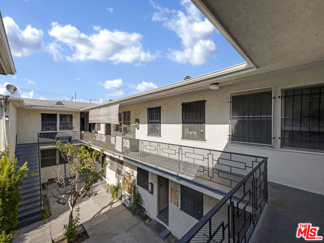 1200 S Citrus Avenue, Los Angeles CA: https://media.crmls.org/mediaz/e29fe856-38c5-468a-8292-db3652e6b79d.jpg
