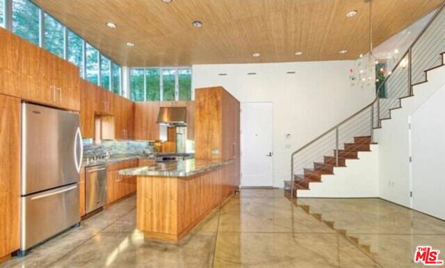 2452 Penmar Avenue, Venice CA: https://media.crmls.org/mediaz/e2a02776-1e50-421c-b020-0e2f7396dba4.jpg