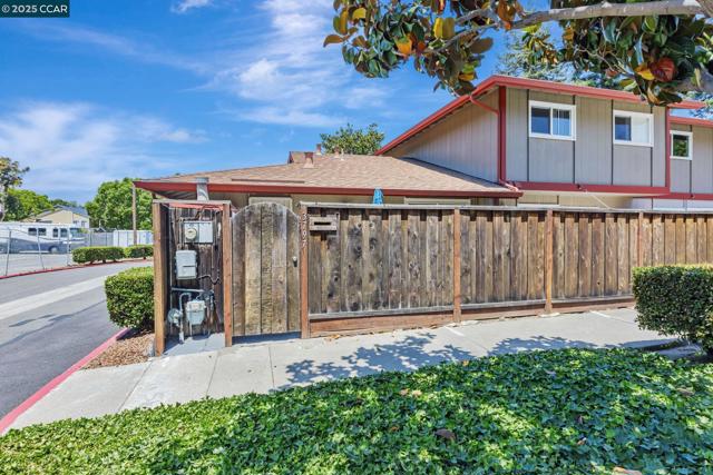 3797 Oxford Cmn, Fremont CA: https://media.crmls.org/mediaz/e2a07646-9329-4772-a9a7-972c91b831f0.jpg