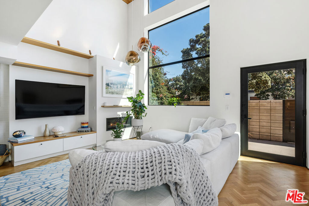 303 Windward Avenue — architectural residence