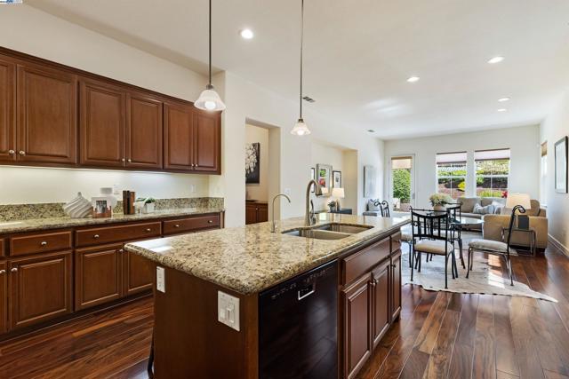2715 Palatino Ct, Dublin CA: https://media.crmls.org/mediaz/e2a0e3b3-a19f-483f-96a3-81bea6c47bdf.jpg