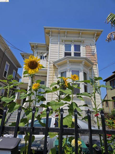 2825 Market St, Oakland, California 94608, ,Multi-Family,For Sale,Market St,41067449