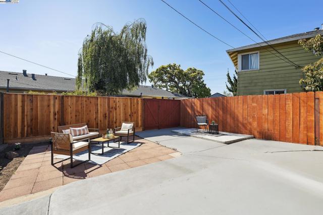 108 Cypress St, Alameda CA: https://media.crmls.org/mediaz/e2a1f7d3-6f8c-415d-b00d-3f355687f9b4.jpg