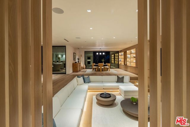 12309 Viewcrest Road, Studio City CA: https://media.crmls.org/mediaz/e2a29c5a-6b95-4919-b044-f670683d85e8.jpg