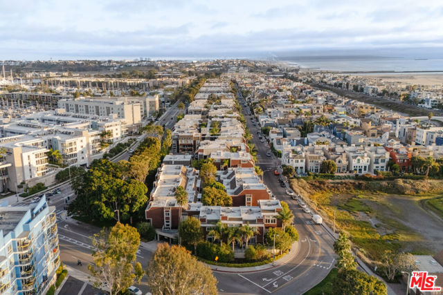 3950 Via Dolce, Marina del Rey CA: https://media.crmls.org/mediaz/e2a37629-dba6-441f-9e53-aab5053c3b84.jpg