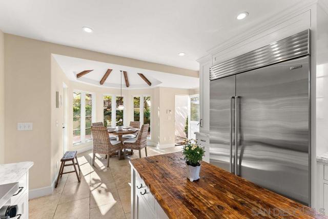 7725 Whitefield Pl, La Jolla CA: https://media.crmls.org/mediaz/e2a5774d-2d1c-48fb-b898-b862799211aa.jpg