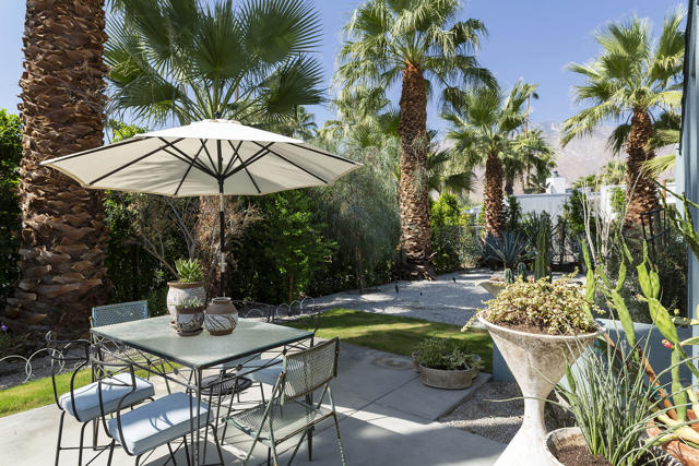 1055 E Granvia Valmonte, Palm Springs CA: https://media.crmls.org/mediaz/e2a59bb8-4415-4f94-bc9c-16ca66e9de11.jpg