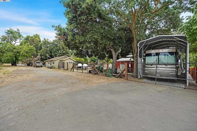 6745 Alisal St, Pleasanton CA: https://media.crmls.org/mediaz/e2a5d936-5d75-4567-bfa9-15a7b752a354.jpg