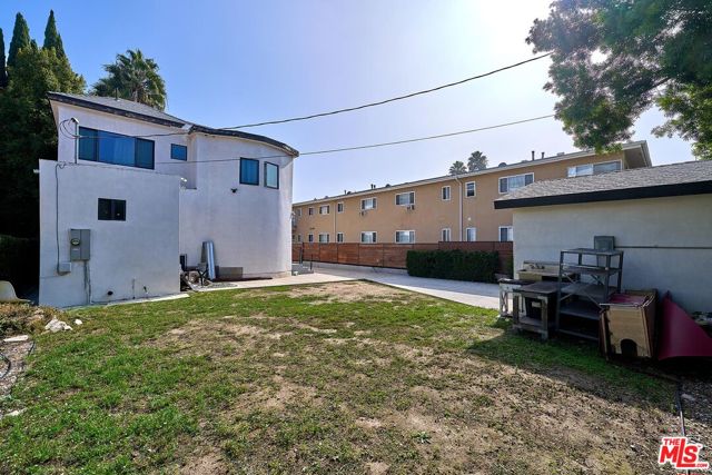 433 S Wilton Place, Los Angeles CA: https://media.crmls.org/mediaz/e2a63460-4317-4dab-b733-b29411525d52.jpg