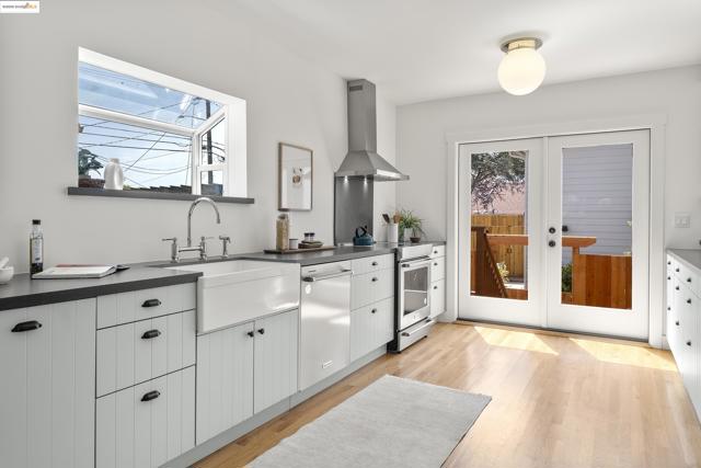 2516 Mathews St, Berkeley CA: https://media.crmls.org/mediaz/e2a6895f-f9b3-48c6-8c8a-b4906338b344.jpg