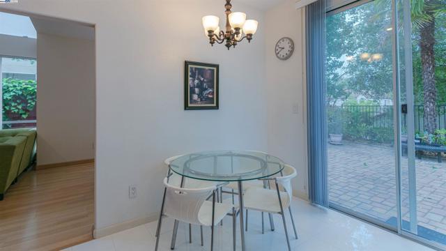 906 Vista Pointe Dr, San Ramon CA: https://media.crmls.org/mediaz/e2a6ad4b-8033-438b-b6de-6c8168ce0050.jpg