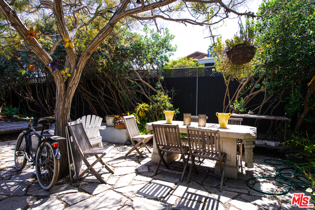 550 Indiana Avenue, Venice CA: https://media.crmls.org/mediaz/e2a6f660-6294-4ff1-b5fd-e68412f09e8b.jpg