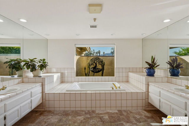 600 W Via Escuela, Palm Springs, CA 92262