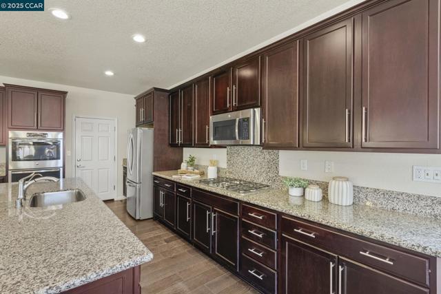 589 W Huntington Ave, Mountain House CA: https://media.crmls.org/mediaz/e2a766da-e91e-4d94-9cf7-598782c50819.jpg