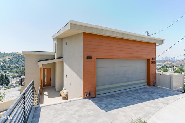 3870 W Point Drive, Los Angeles CA: https://media.crmls.org/mediaz/e2a79e68-16f7-44c4-832c-54b7e2f8d0b6.jpg