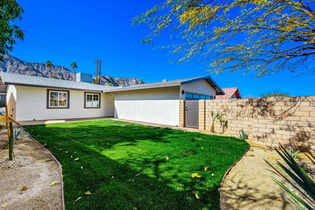 52885 Avenida Carranza, La Quinta CA: https://media.crmls.org/mediaz/e2a8a513-475d-466d-a36f-b9f2c492073e.jpg