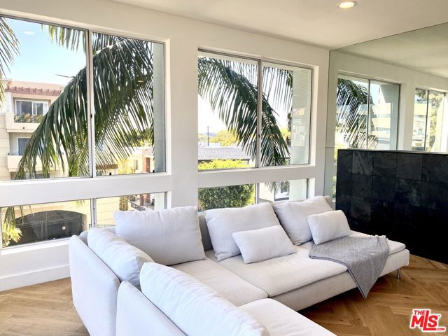 2237 S Bentley Avenue, Los Angeles CA: https://media.crmls.org/mediaz/e2a8cf26-aee6-43e0-9656-c3f66a9f44e9.jpg